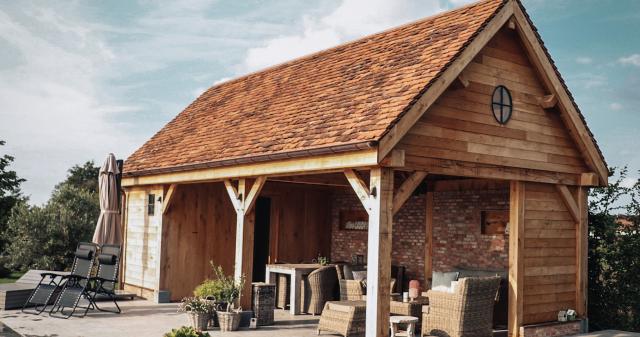 Poolhouse in massief hout, gemaakt door Schrijnwerken Vanacker