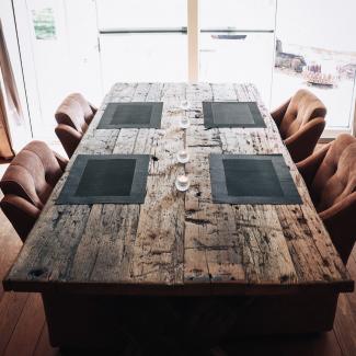 Massieve tafel op maat gemaakt